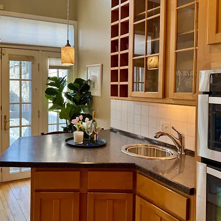 3 Bedroom Spacious Home In Ideal Location W Free Parking Back Yard Pets Welcome